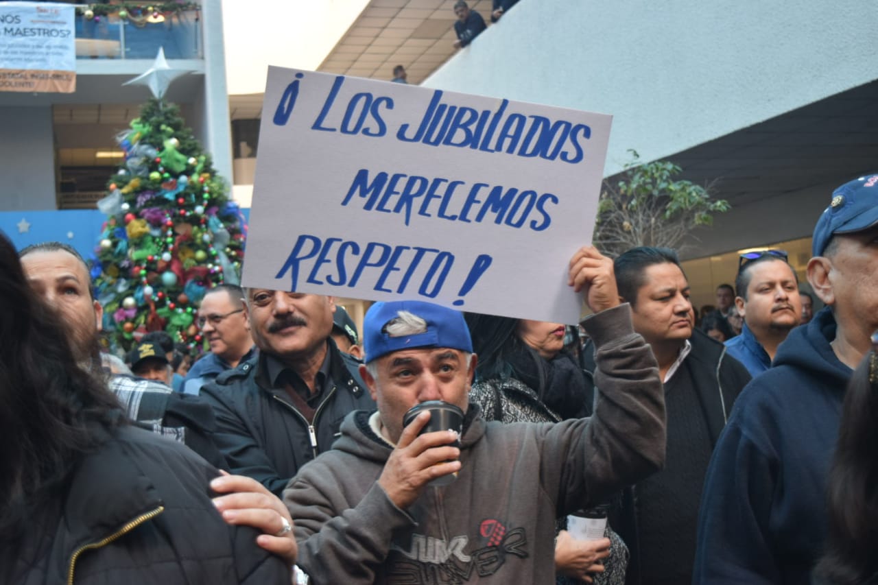 Protestan burócratas de BC por incumplimiento de pago de salarios y aguinaldos