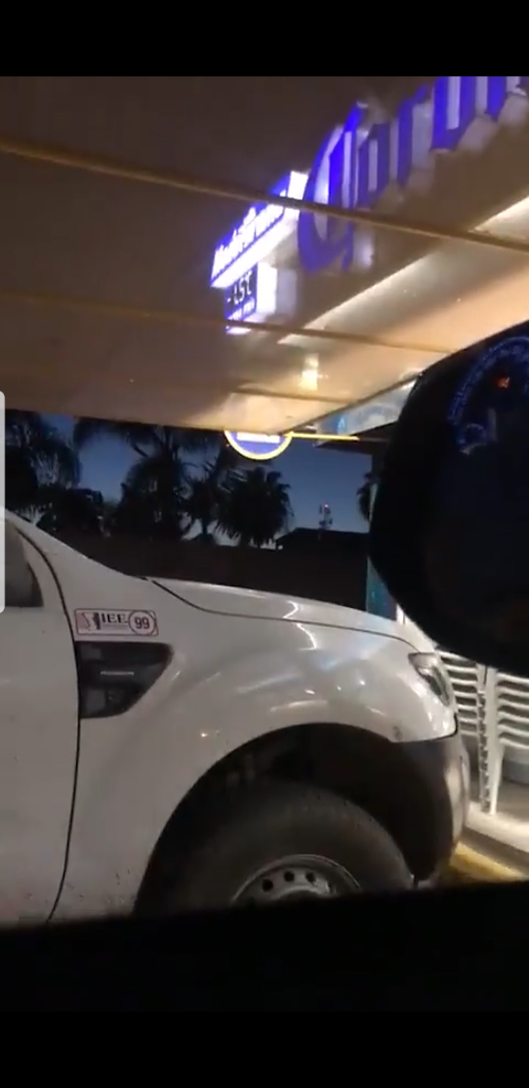 Detectan comprando cerveza a tripulantes de camioneta del IEEBC en Ensenada