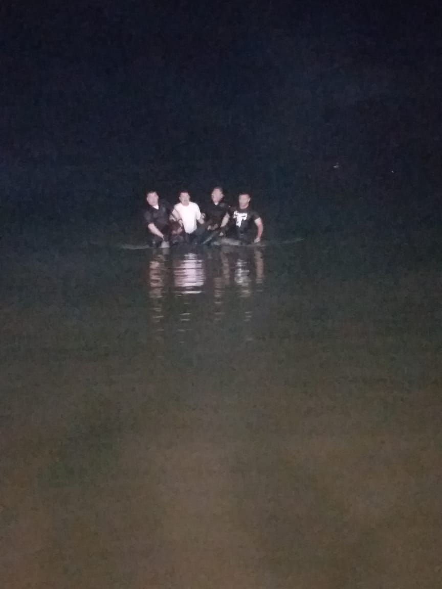 Detienen a presunto roba carros nadando en mar de San Felipe; trataba de darse a la fuga