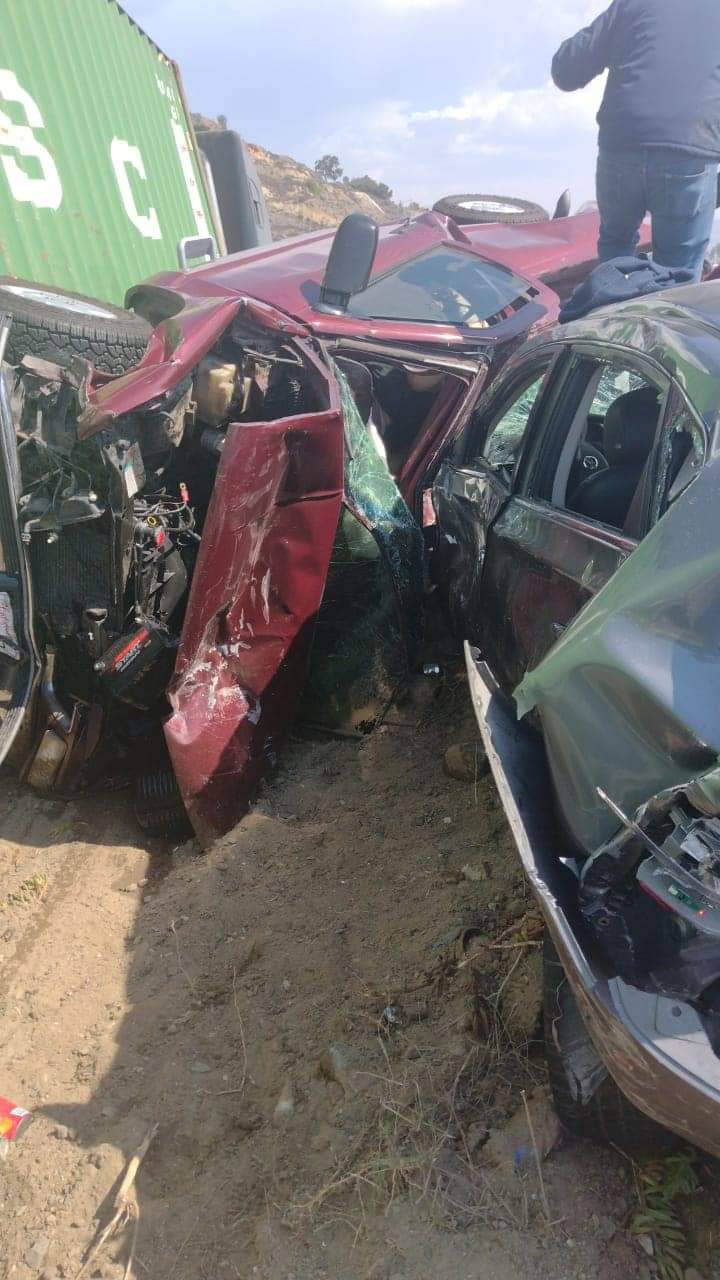 Choca trailer con vehículos en Autopista Escénica y deja 2 muertos y varios heridos 