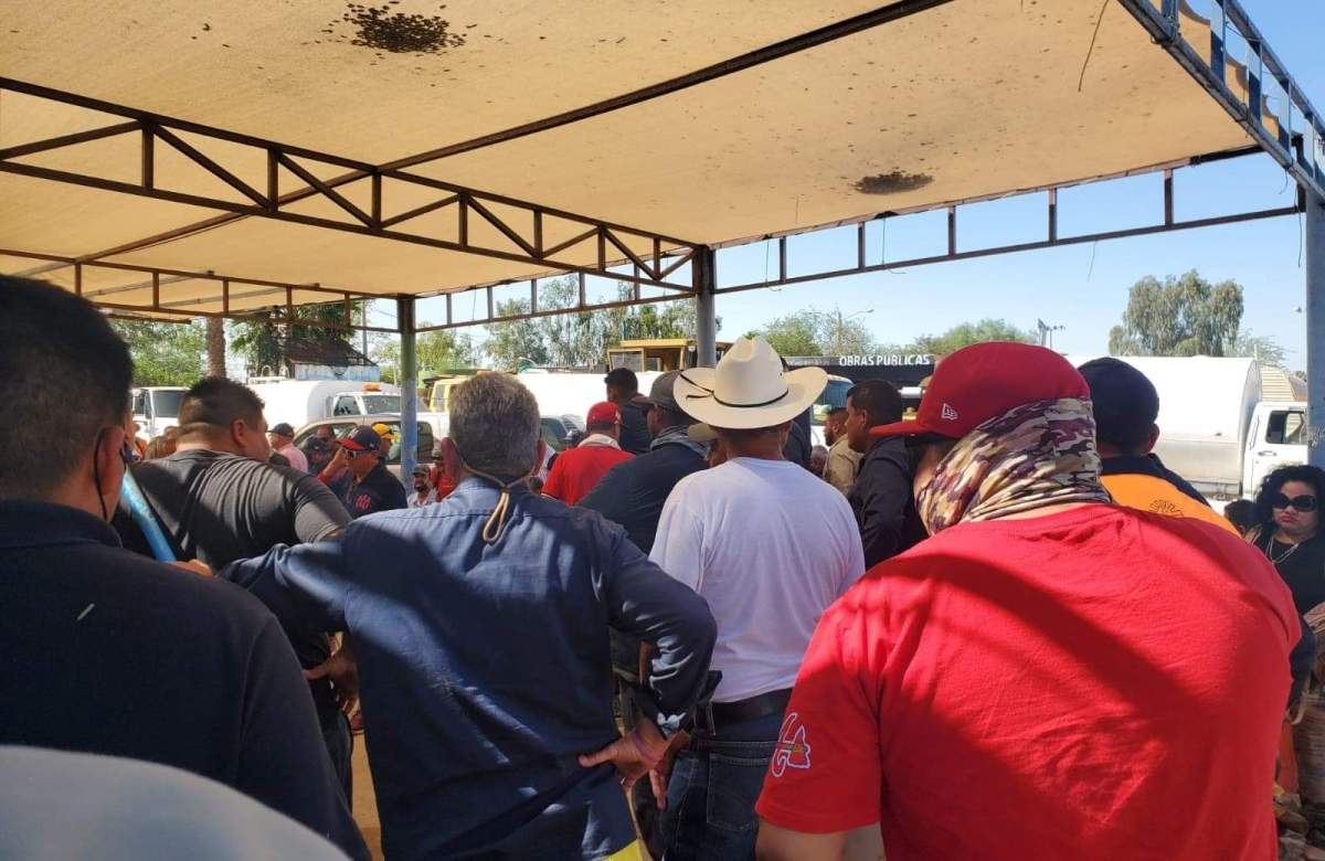 Confrontan empleados de Obras Públicas al Sindicato por entregas de bases de manera irregular