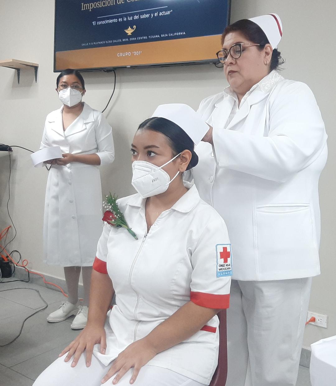 Entregan cofias e insignias a auxiliares de Enfermería en escuela de la Cruz Roja