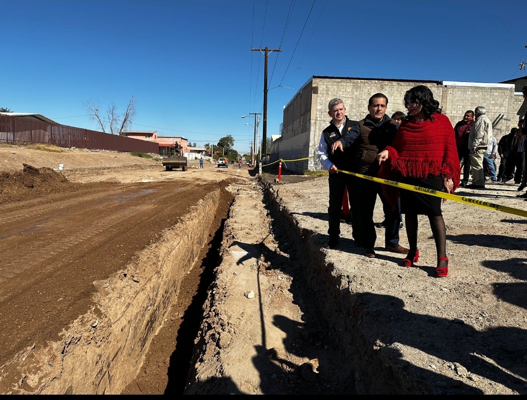 Supervisa alcaldesa de Mexicali pavimentación en la Colonia Loma Linda