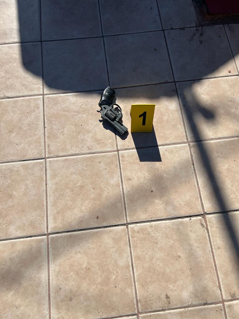 Inmovilizan con fuerza letal a hombre que agredió con arma de fuego a actuario y policías en Mexicali