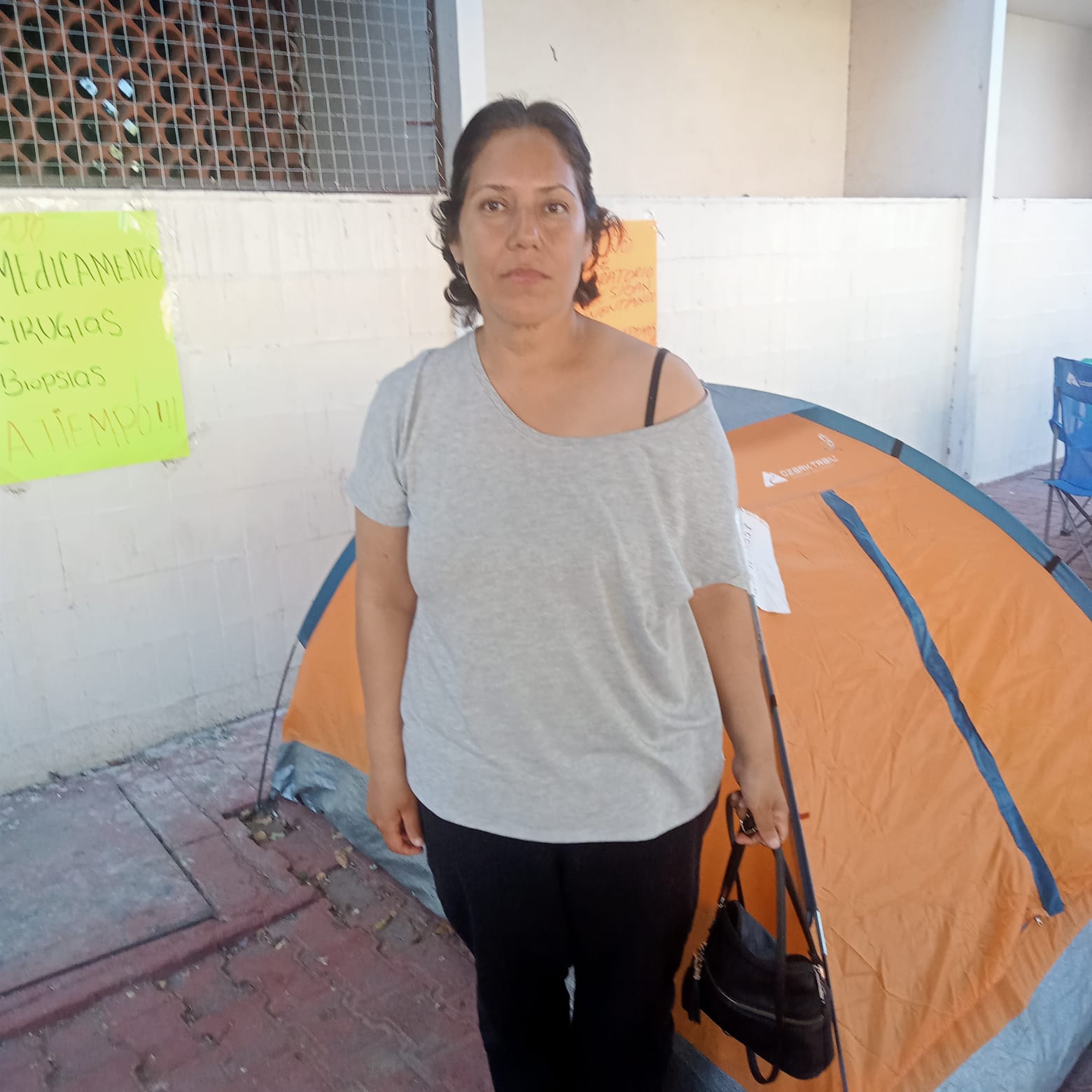 Mujer en huelga de hambre en IMSS BC pide justicia a AMLO