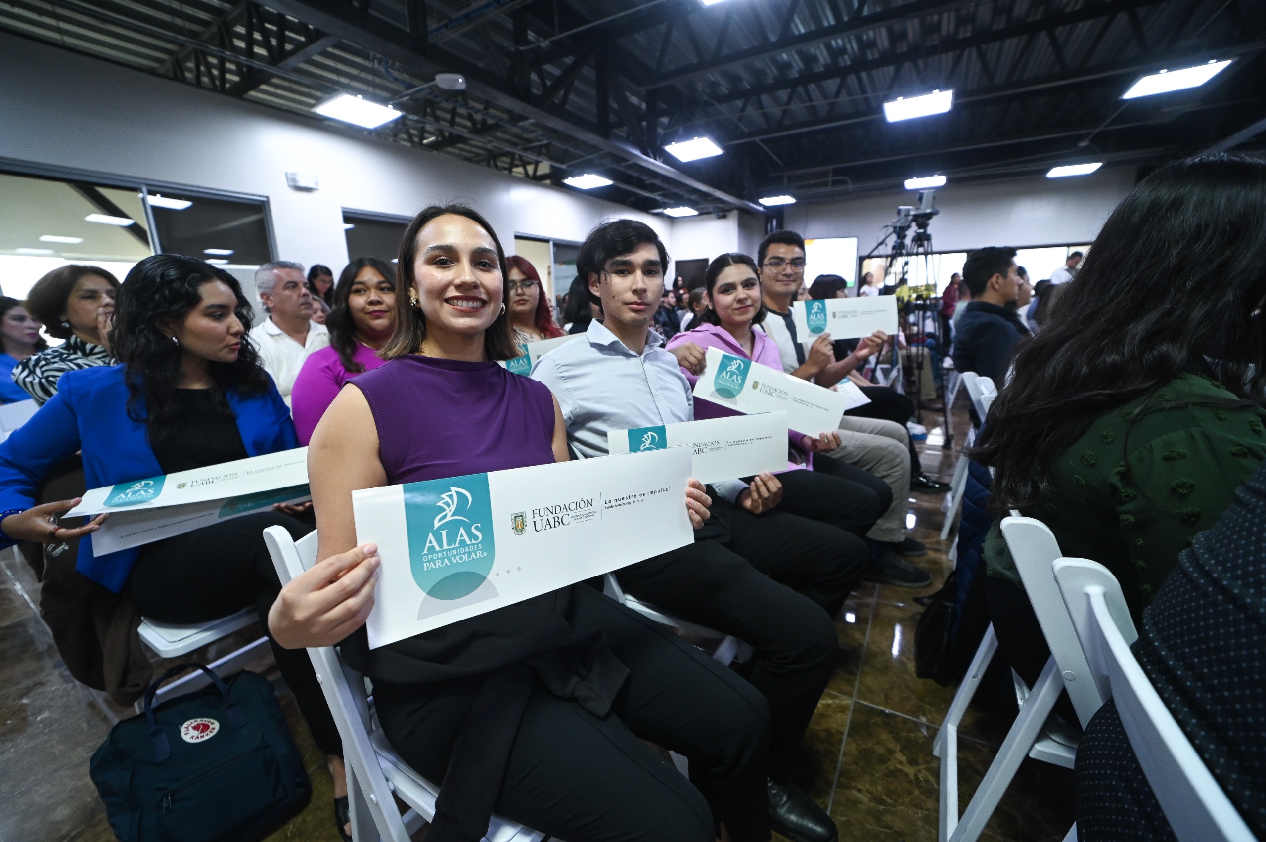 Fundación UABC entregó becas y equipos de cómputo a estudiantes