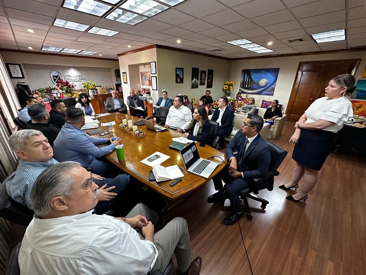 Gobierno de Mexicali se reúne con autoridades de CFE para atender recibos locos