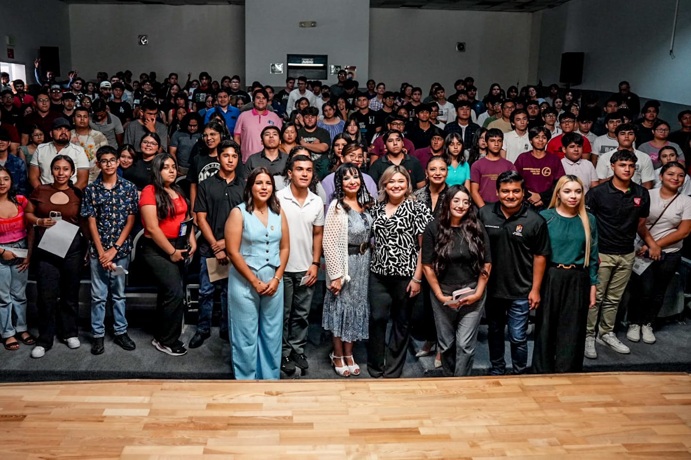 Alcaldesa de Mexicali entrega apoyos para jóvenes de la «Beca para Transformar»