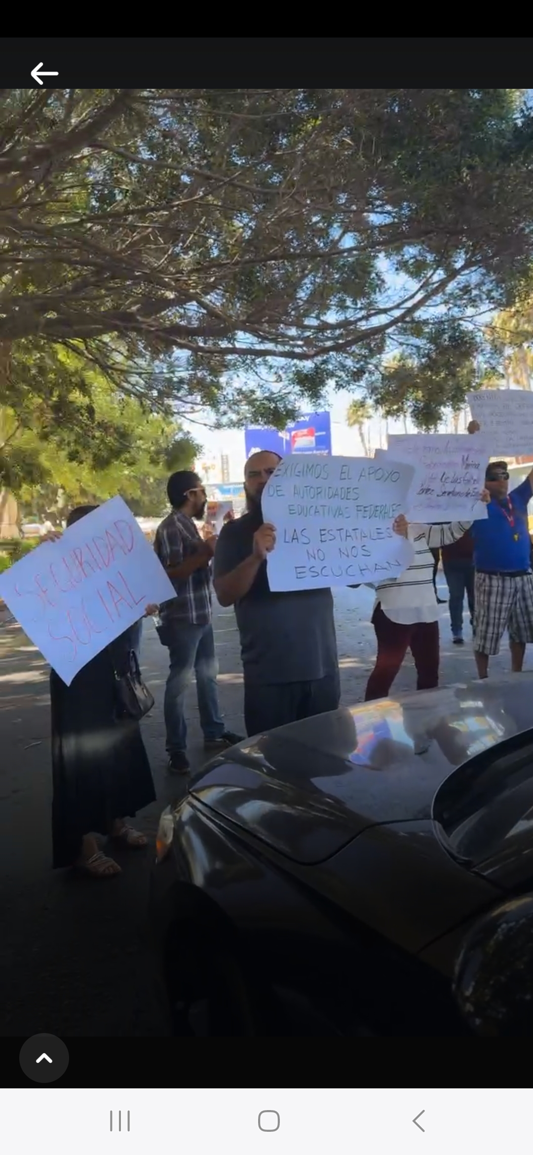 Docentes de Cecyte bloquean garita de Tijuana en protesta