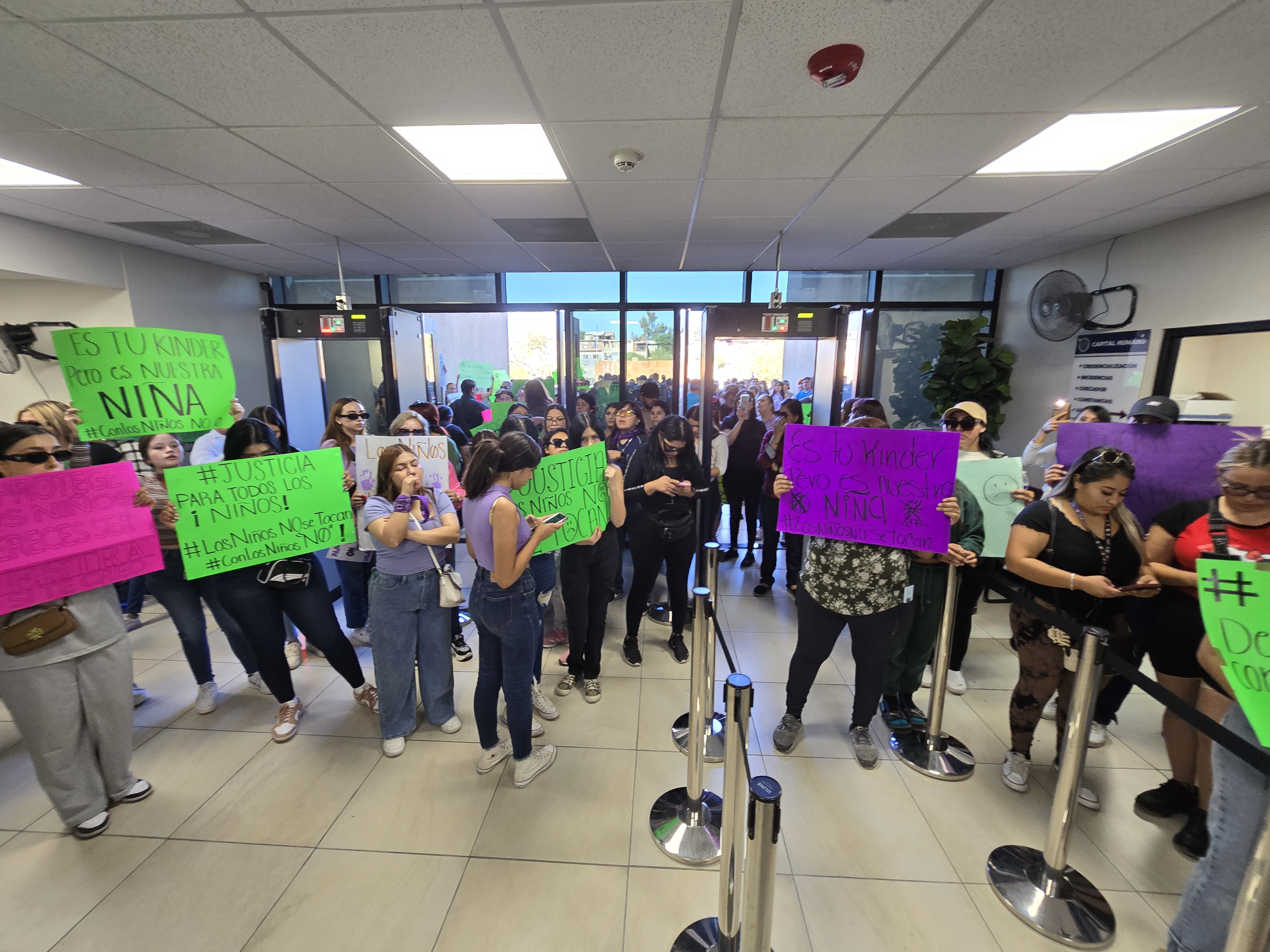 Protestan en Fiscalía de BC por agresión sexual en Jardín de Niños de Mexicali
