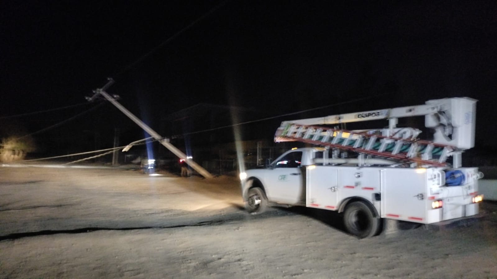 Caen postes de CFE en la Colonia Santa Isabel; se quedan sin luz residentes&nbsp;