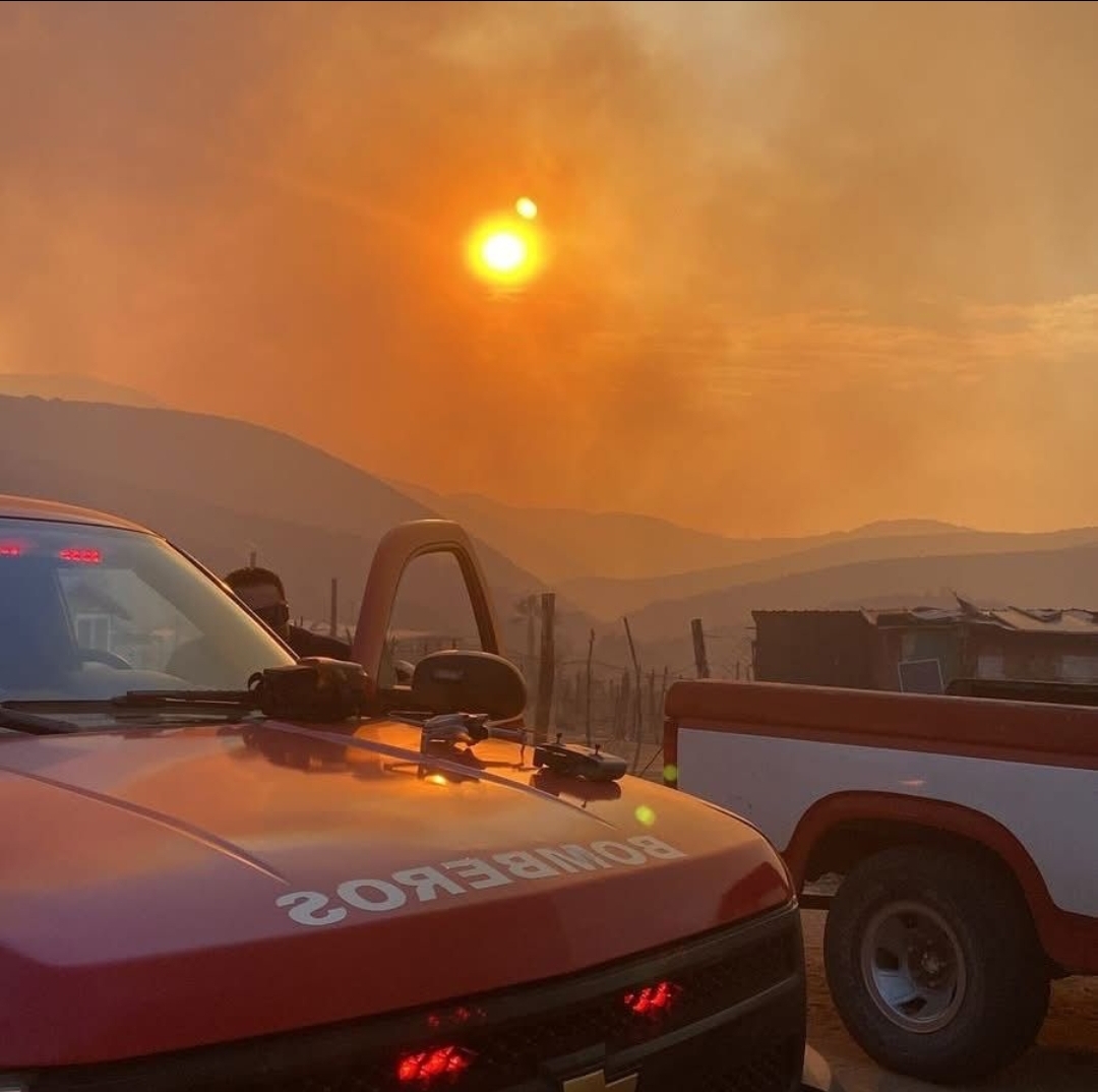 Incendio de Ensenada consume 300 hectáreas de pastizales y alertan sobre posible evacuación 