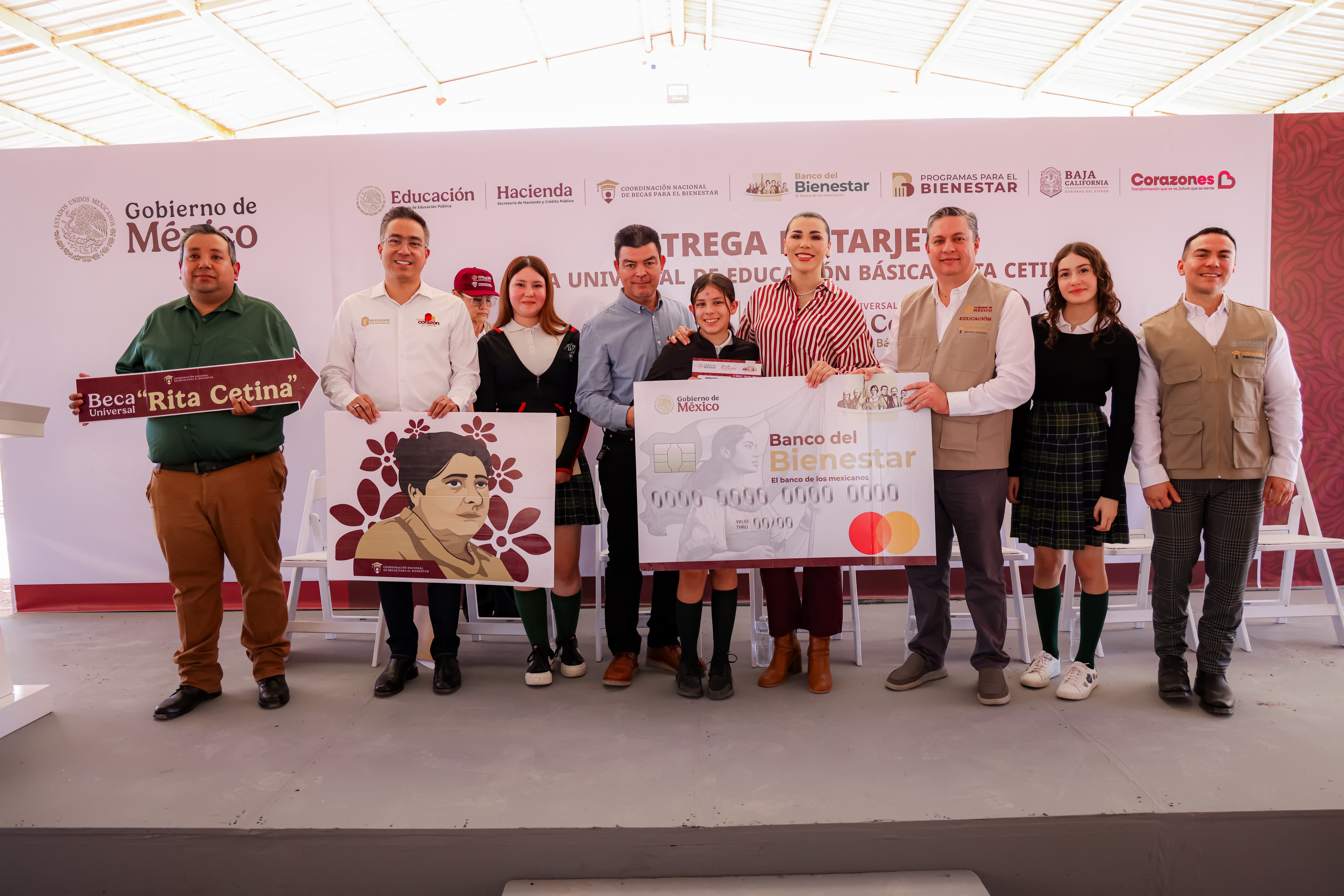 Anuncian construcción de comedor y entrega de Beca Rita Cetina