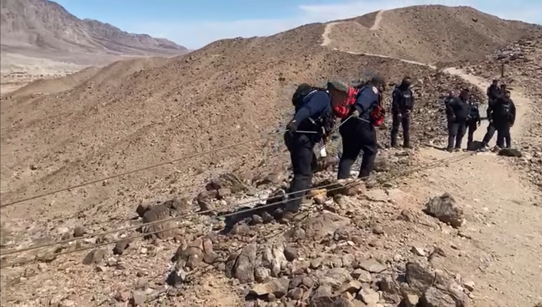 Rescatan a niño lesionado tras caer en un barranco en el Ciempiés