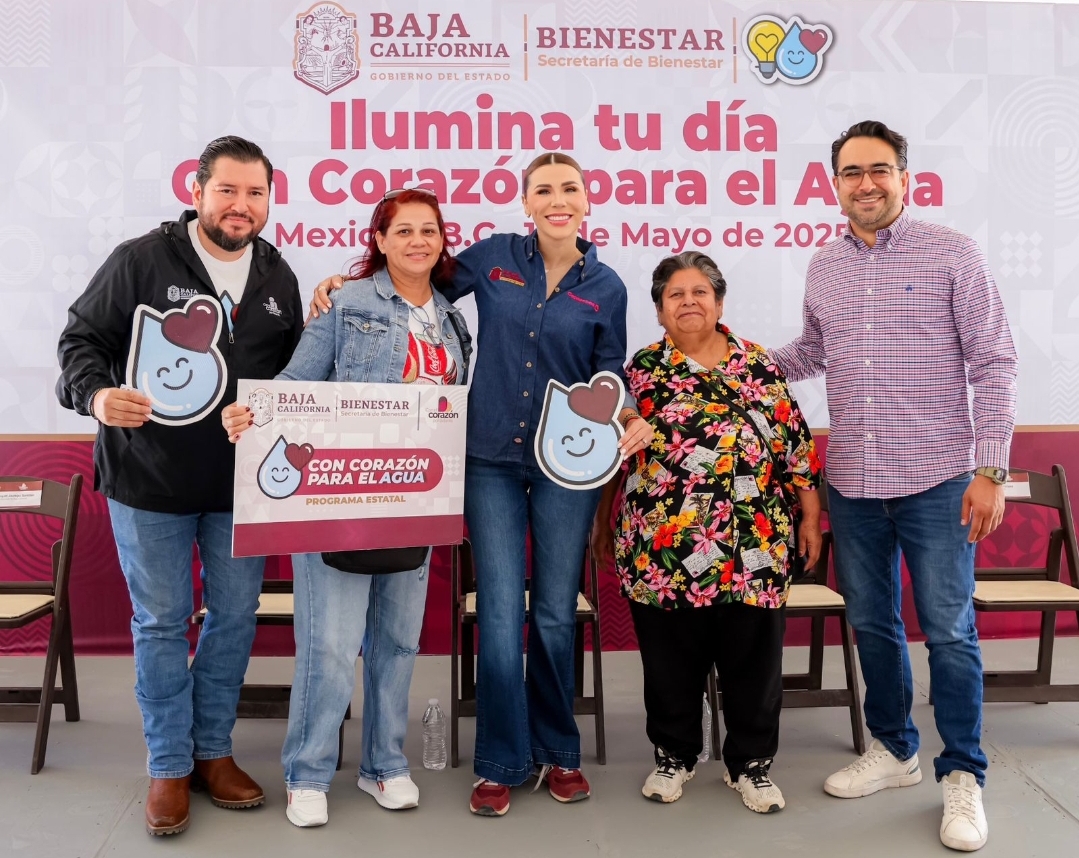 Entregan tarjetas «Ilumina tu día» y «Con el Corazón para el Agua» en Mexicali