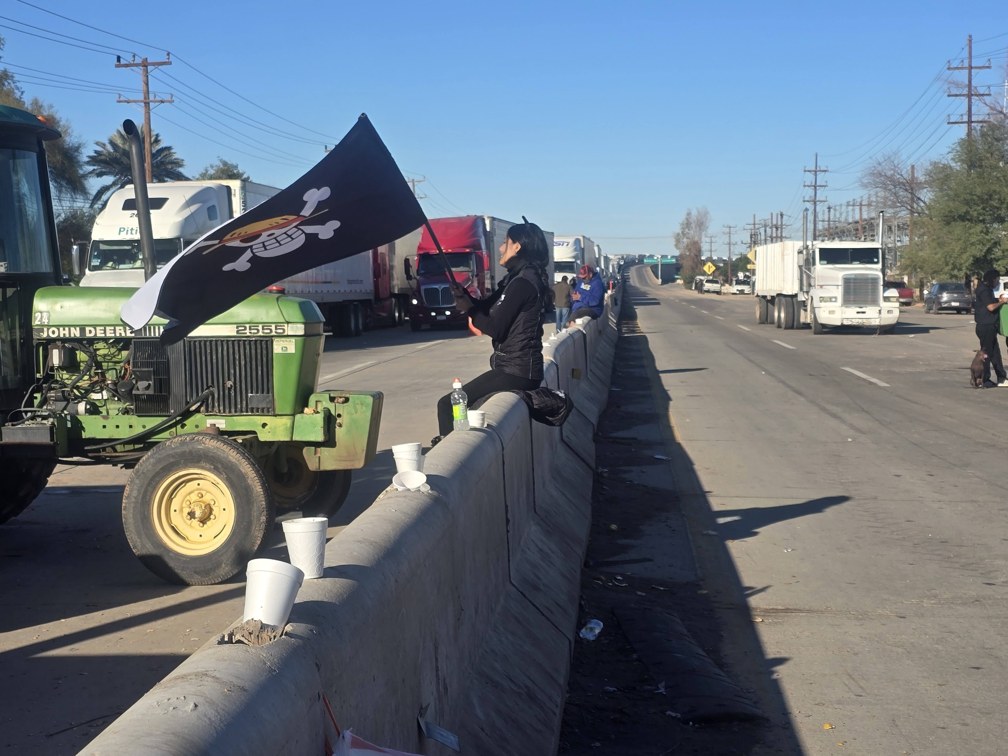 Mantienen trigueros bloqueo intermitente en carretera Mexicali-SLRC