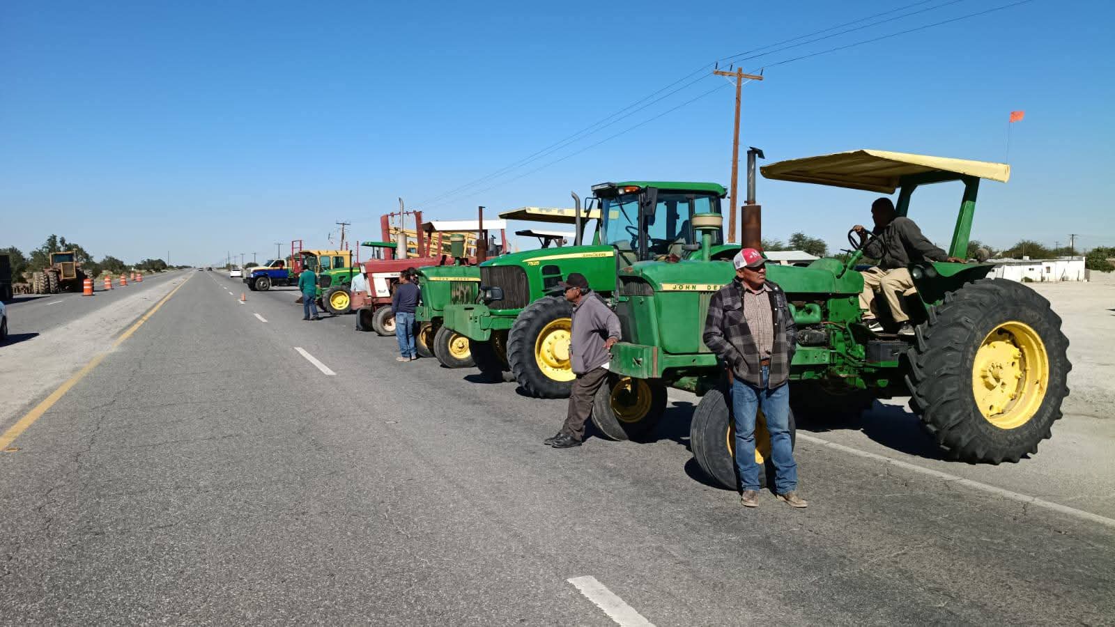 Protestan trigueros con cierre de carretera Mexicali- San Felipe 