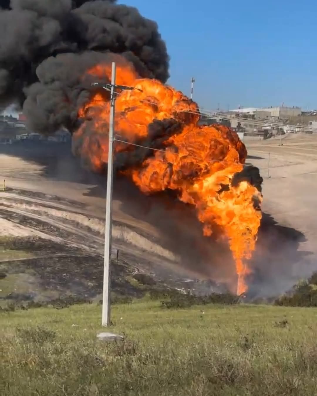 Controlan incendio por explosión en ducto de PEMEX en Rosarito, BC