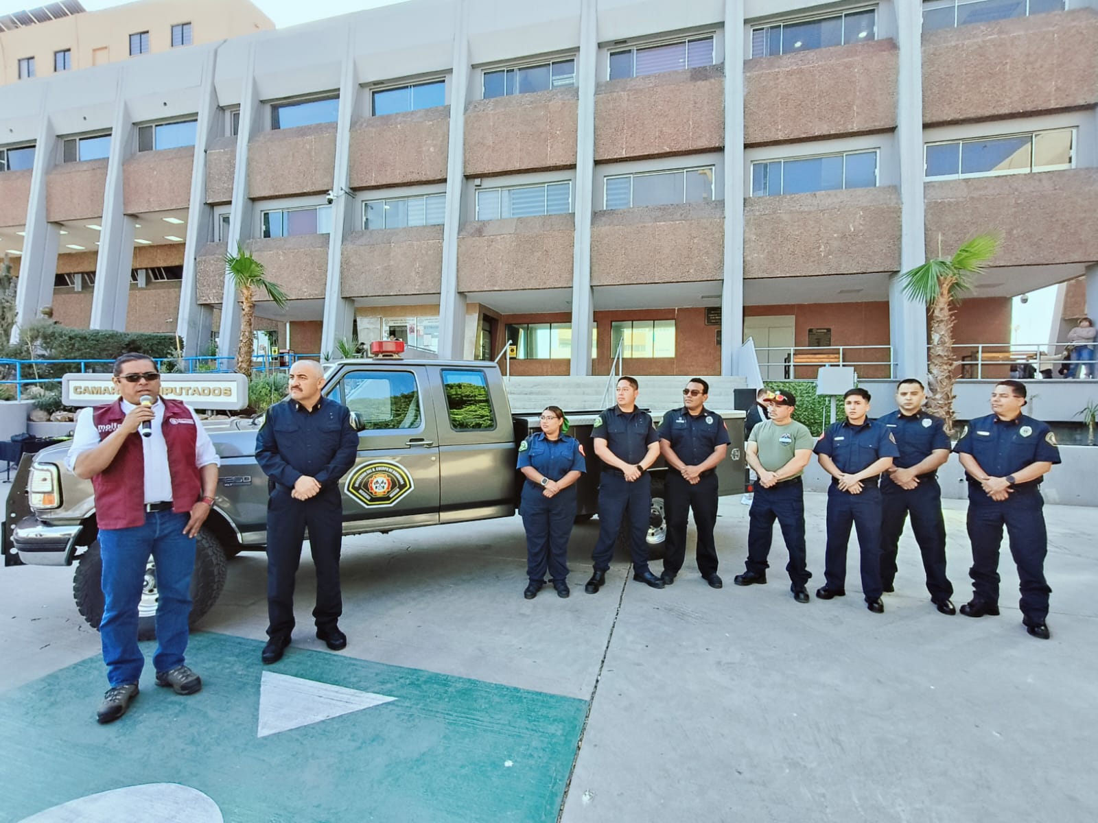 Entrega diputado Molina unidad todo terreno de rescate al bomberos forestales de Mexicali