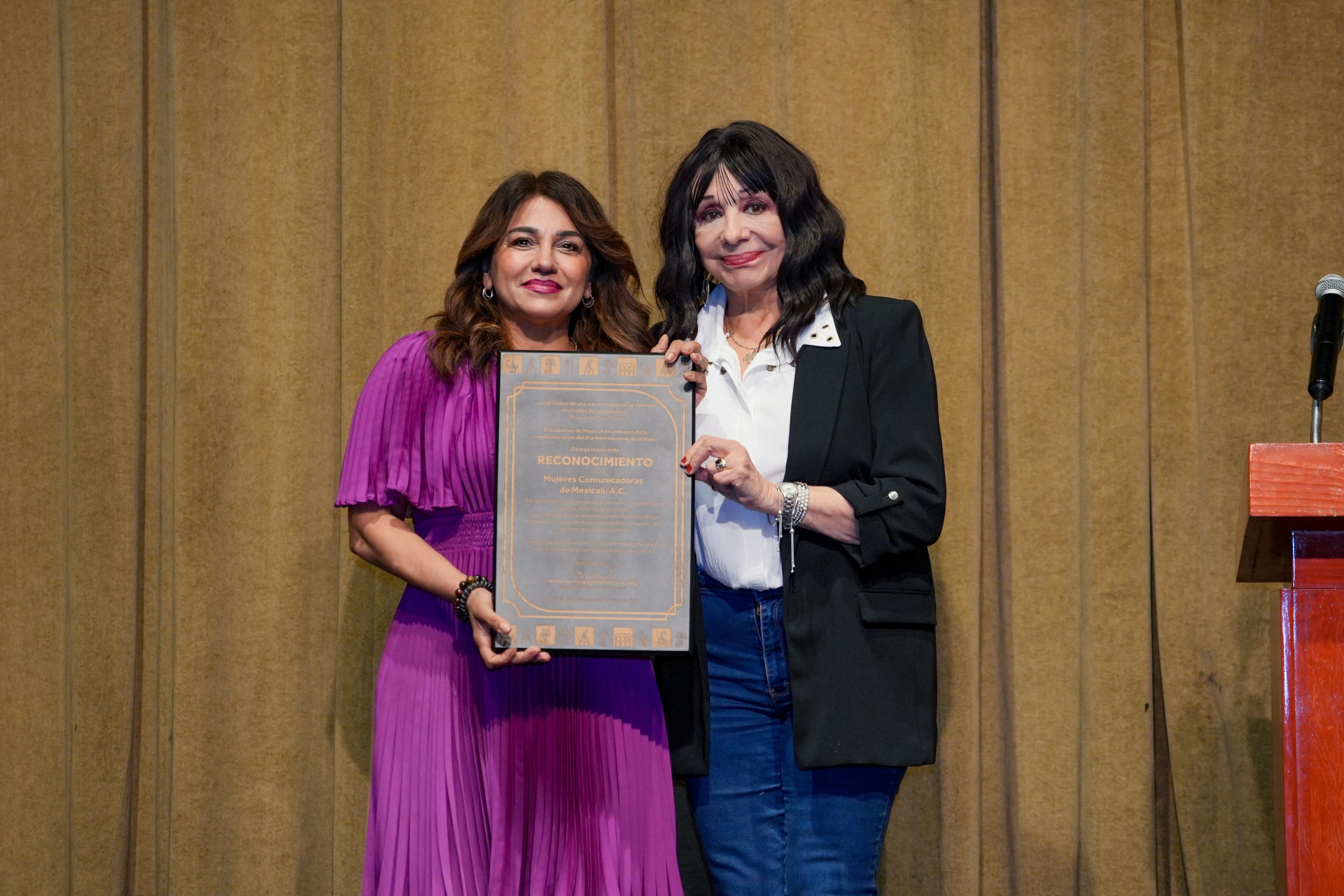 Norma Bustamantr reconoce a organizaciones y asociaciones dedicadas al bienestar de la mujer