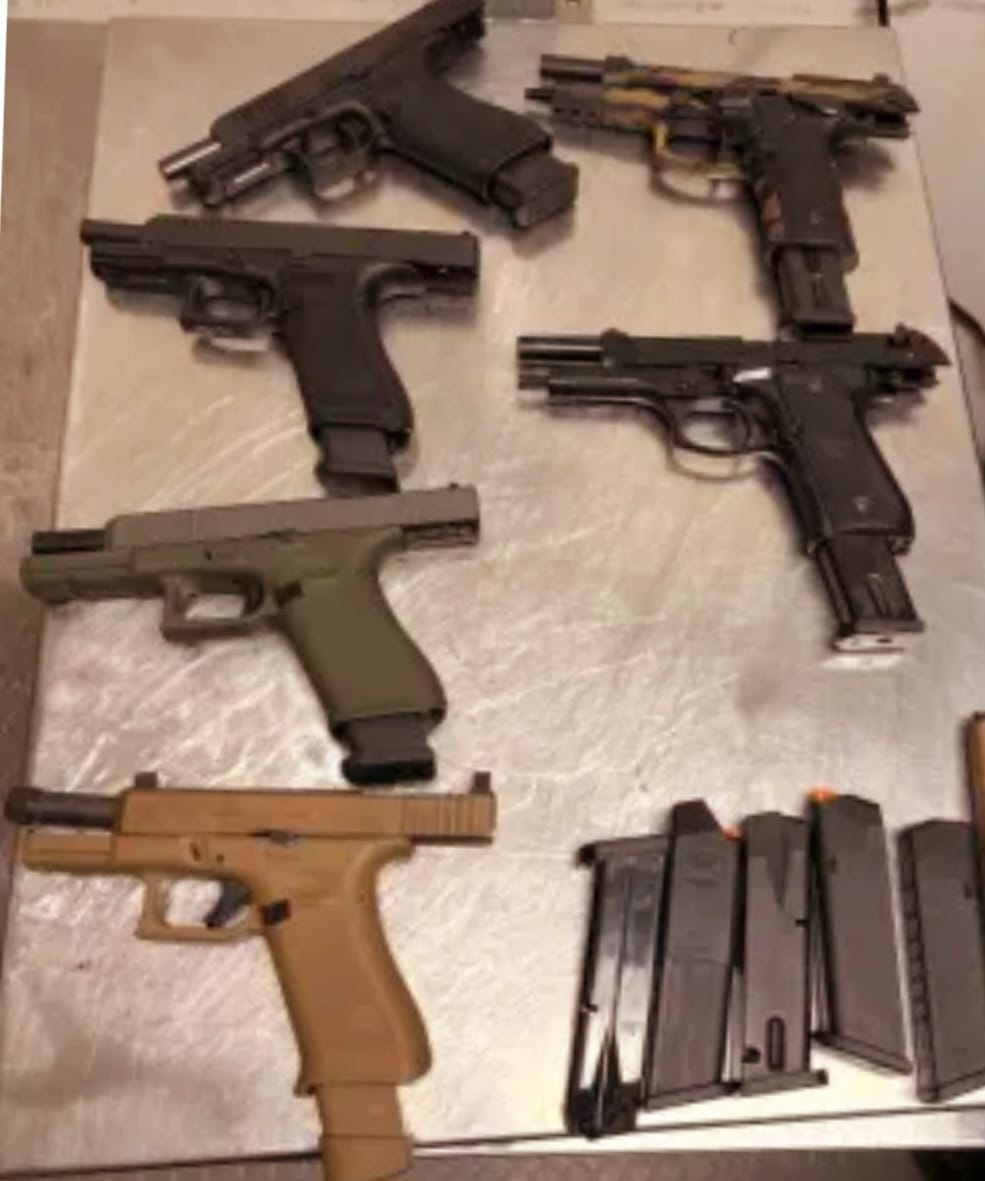 Detienen a mujer de EU al traficar armas de fuego hacia México por Mexicali