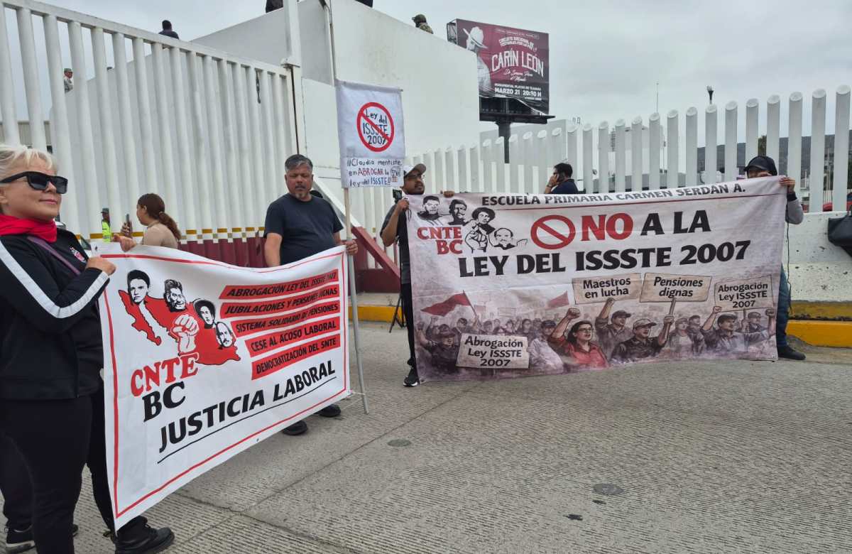 CNTE levanta bloqueo de la garita Tijuana-San Diego