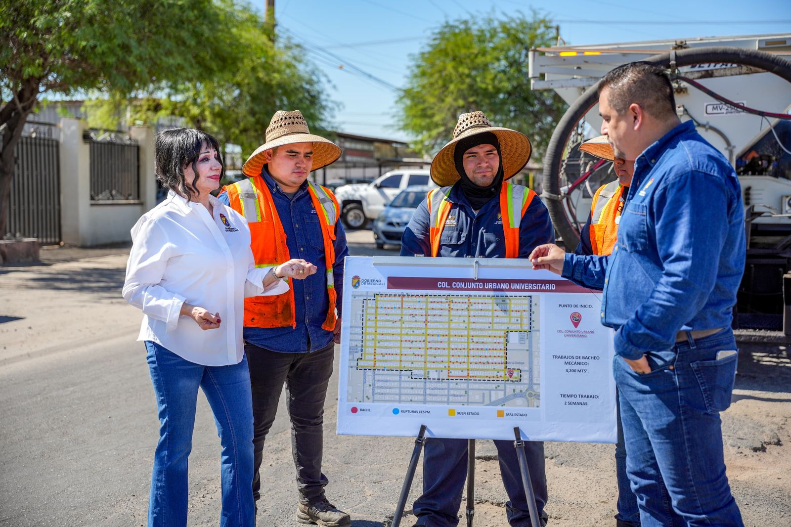 Supervisa Norma Bustamante los trabajos de bacheo en la Colonia Conjunto Urbano Universitario
