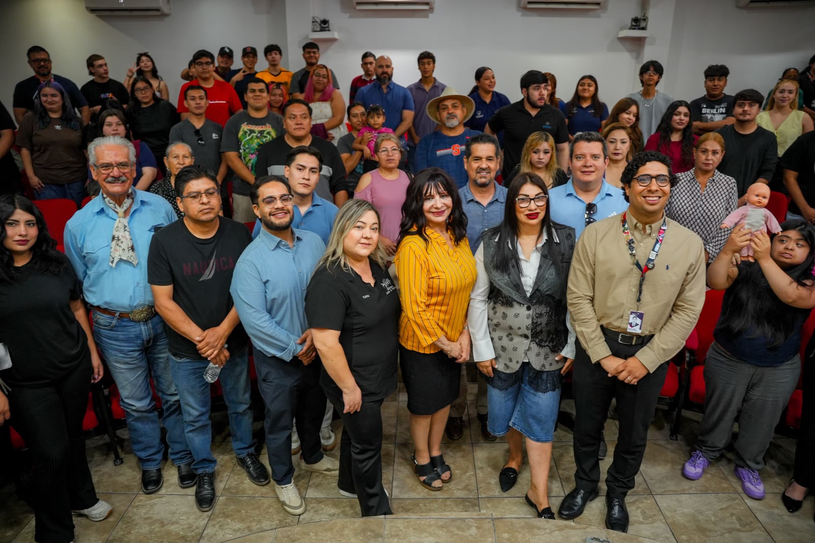 Reconoce Norma Bustamante el talento locañ; entrega apoyos económicos a emprendedores