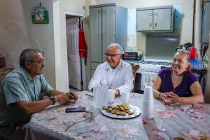 Realiza Alfredo Álvarez asamblea informativa en Ensenada