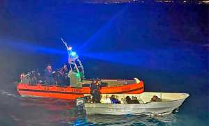 Arrestan a 8 migrantes y a un traficante de personas que cruzaron por mar a EU