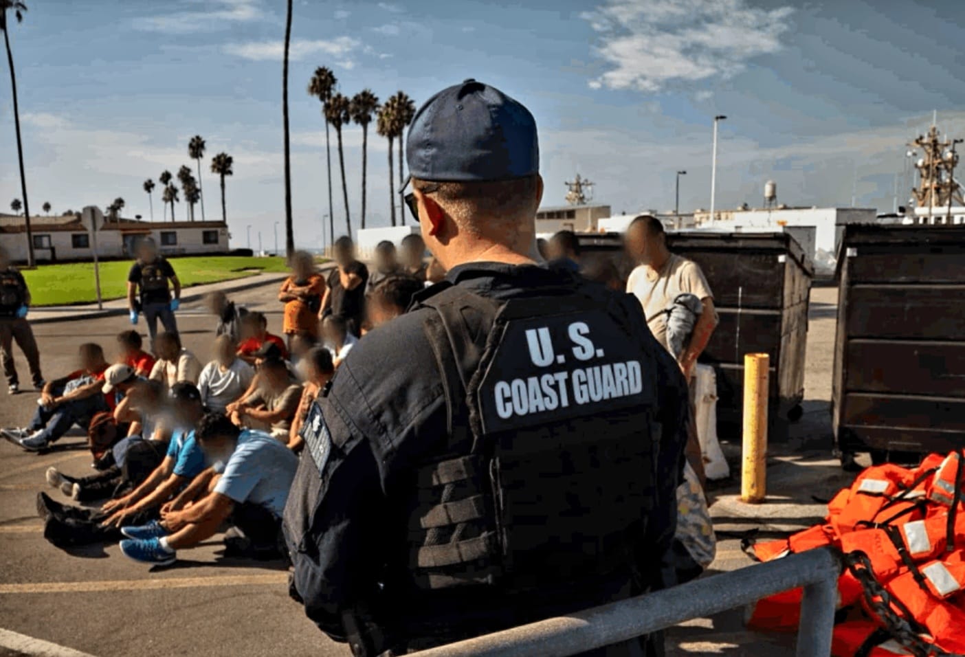 Rescatan y detienen 37 migrantes náufragos en costas de California