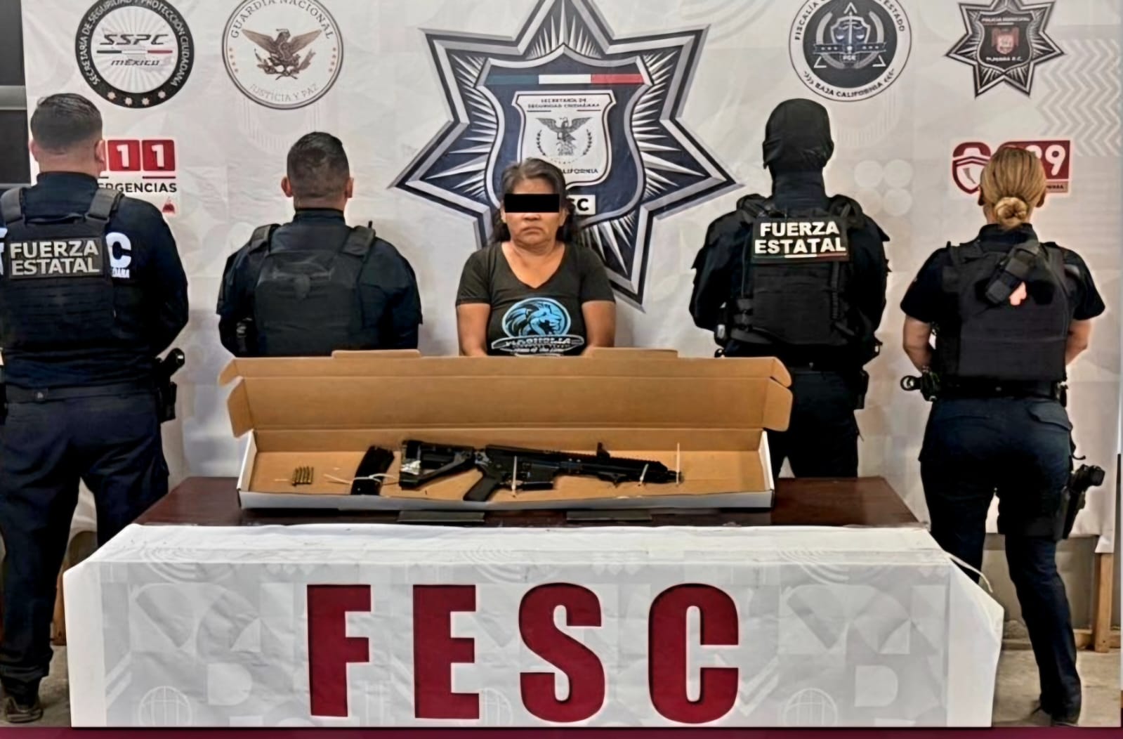 Arrestan en BC a una mujer armada señalada por secuestro