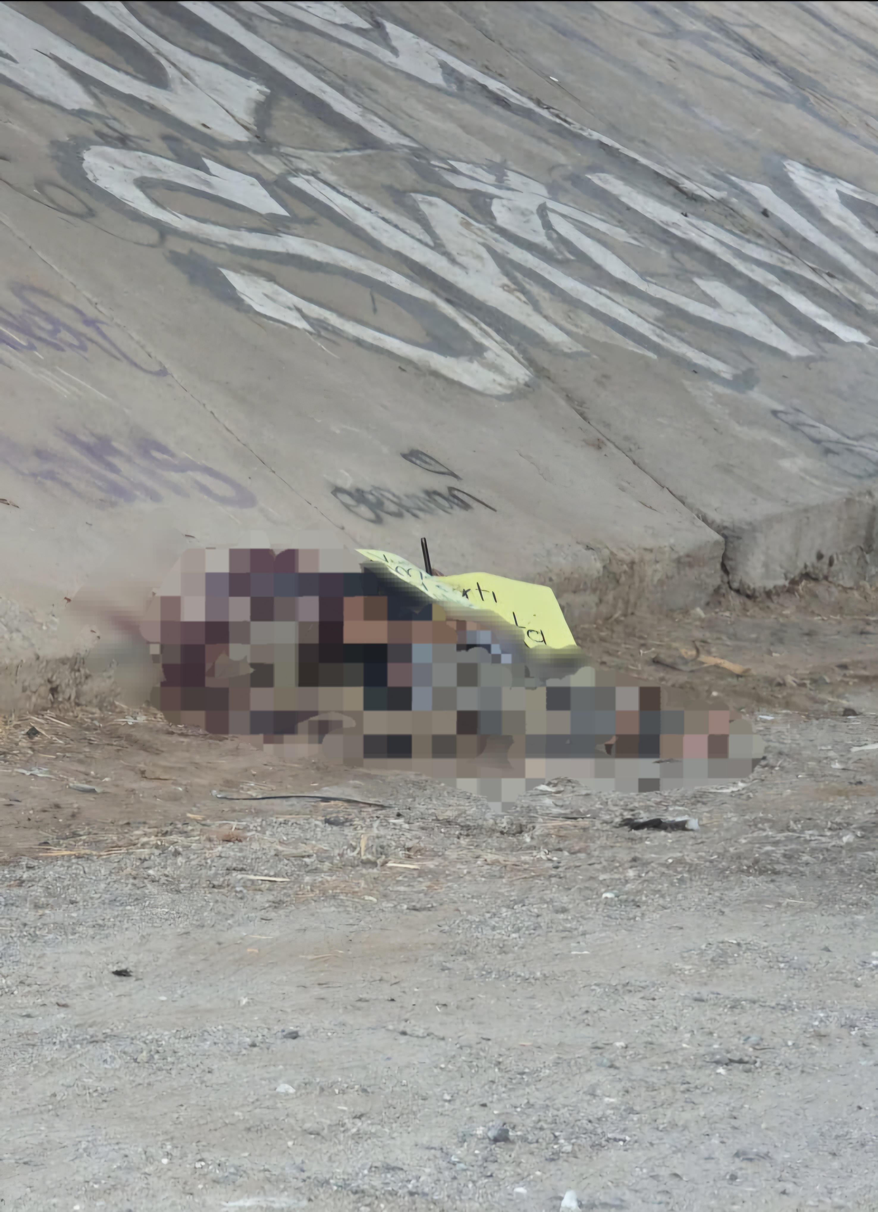 Localizan cadáver decapitado y con narcomensaje
