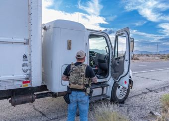 Detienen en EU a 95 conductores de transporte por carecer de licencia federal 