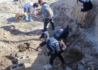 Hallan cinco fosas con cadáveres y restos en BC