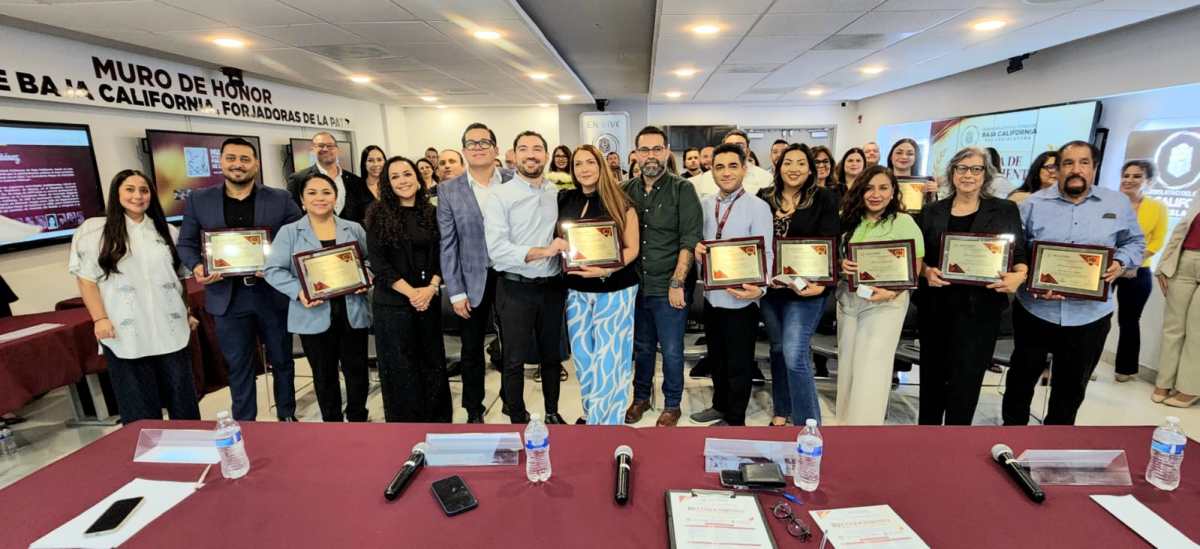 Reconoce Congreso de BC trayectoria y años de servicio de su personal