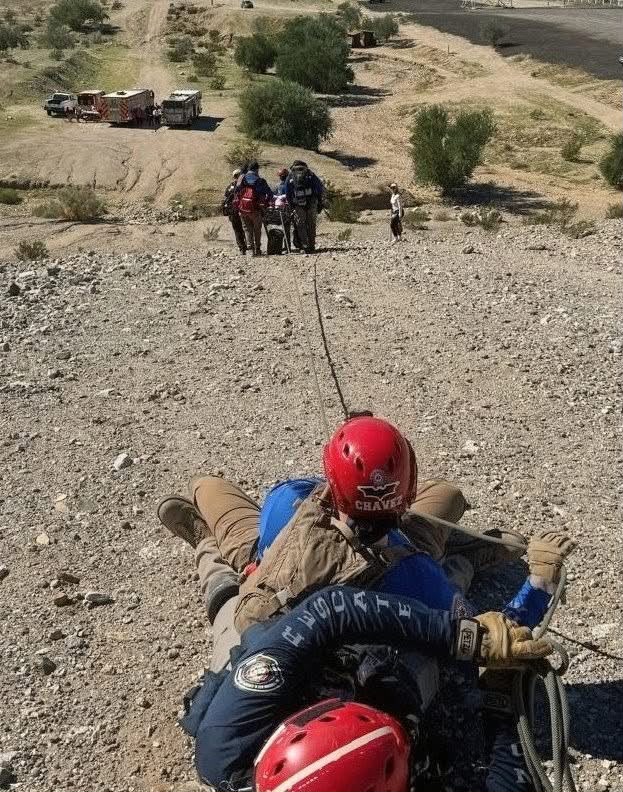 Bomberos realizan rescate de personas lesionadas en el cerro de Ciempiés